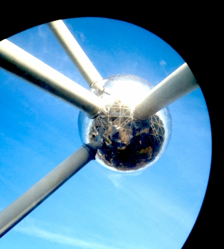 © Robert Rotifer Atomiumkugel durch Bullauge betrachtet